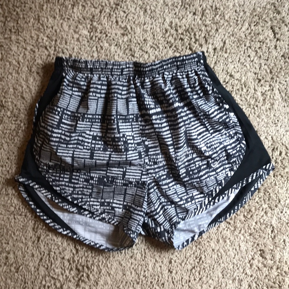 ‼️PRICE DROP‼️BLACK AND WHITE NIKE TEMPO SHORTS